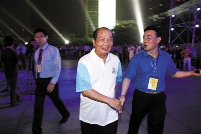 2011年5月4日，深圳第26届世界大学生夏季运动会倒计时100天誓师大会，深圳原副市长梁道行进入会场。图/CFP