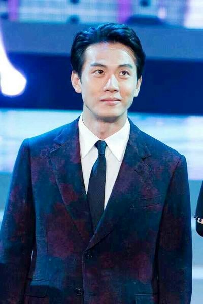 戚玉武帅气亮相