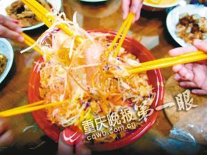 新加坡，大家一起捞鱼生。