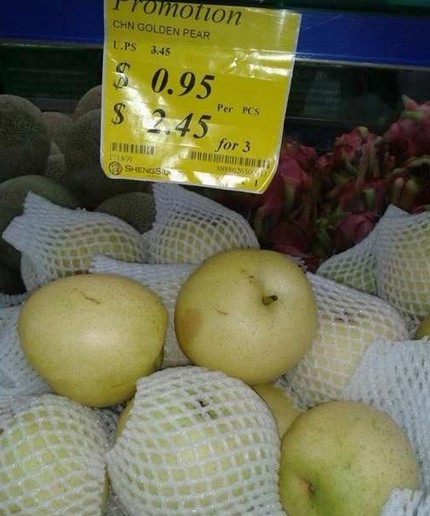 从智利进口的李子，10元人民币可以买10颗李子。