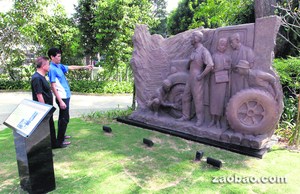 新加坡南侨机工雕塑揭幕记录华侨抗日历史（图）