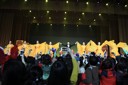 李玉刚携众参演人员谢幕