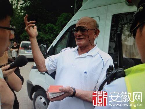 交警正在对当事人进行罚款
