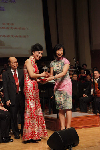 新加坡教育部兼律政部高级政务次长沈颖女士给吴艳彧教授颁发最佳演唱金奖