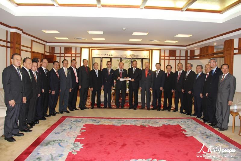 泰国潮州会馆向四川省雅安市地震灾民捐赠200万泰铢。（拍摄：人民网记者暨佩娟）