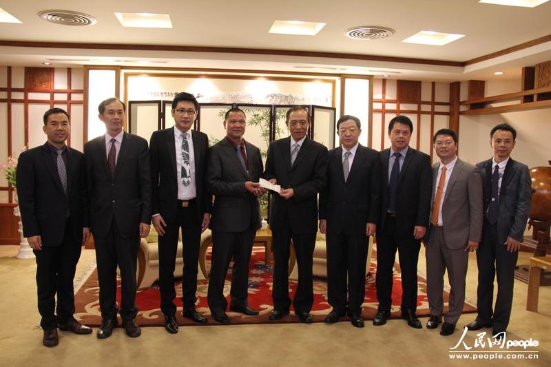 泰国福建商会向四川省雅安市地震灾民捐赠了100万泰铢。（拍摄：人民网记者暨佩娟）