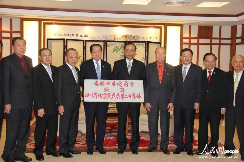 泰国中华总商会向四川省雅安市地震灾民捐赠200万泰铢。（拍摄：人民网记者暨佩娟）