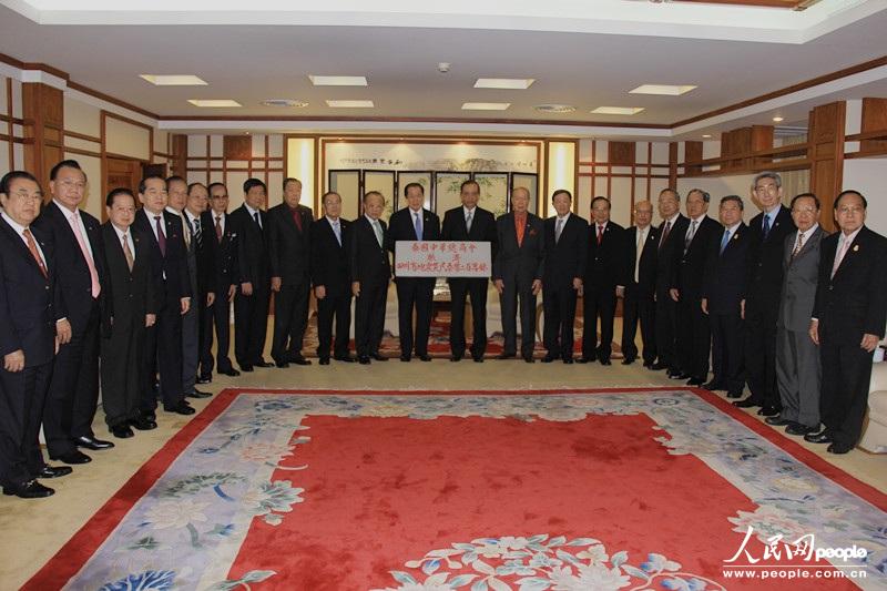 泰国中华总商会向四川省雅安市地震灾民捐赠200万泰铢。拍摄：人民网记者暨佩娟）