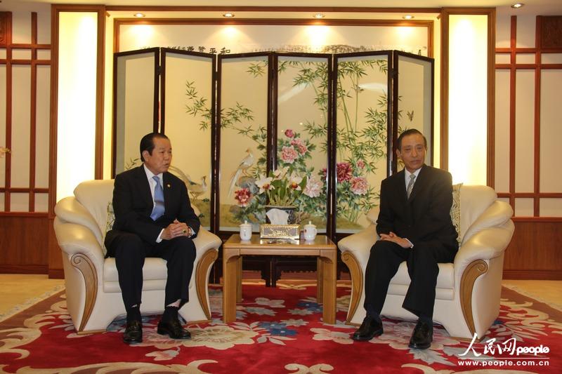 泰国中华总商会主席刘锦庭（左）和中国驻泰王国大使管木。（拍摄：人民网记者暨佩娟）