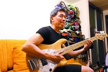 抱着吉他弹上一曲，他早年可是文艺青年。