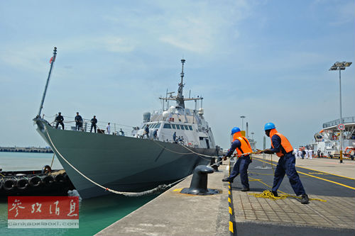 4月18日，美国&ldquo;自由&rdquo;号濒海战斗舰抵达新加坡樟宜海军基地。本报记者邓智炜摄