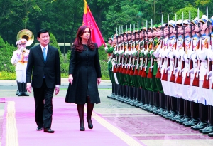 1月21日，在越南首都河内，越南国家主席张晋创（前左）陪同到访的阿根廷总统克里斯蒂娜检阅三军仪仗队。克里斯蒂娜的身高为1米63。