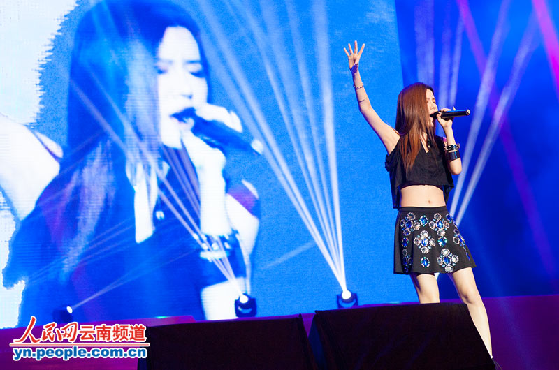 新加坡双胞胎组合BY2倾力演唱。(人民网 李发兴 摄)