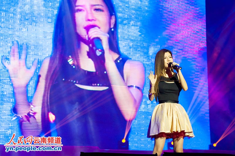 新加坡双胞胎组合BY2倾力演唱。(人民网 李发兴 摄)