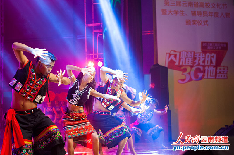 大学生们带来的精彩节目表演。（人民网 李发兴 摄）