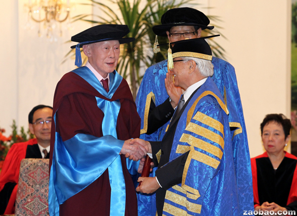 李光耀获新加坡国大颁发名誉法学博士学位