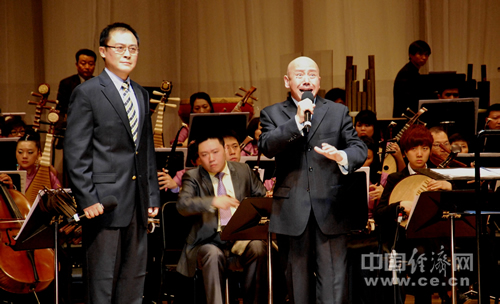 国家一级演员著名花脸孟广禄（右）正在演唱《智取威虎山》选段 中国经济网记者陶杰/摄