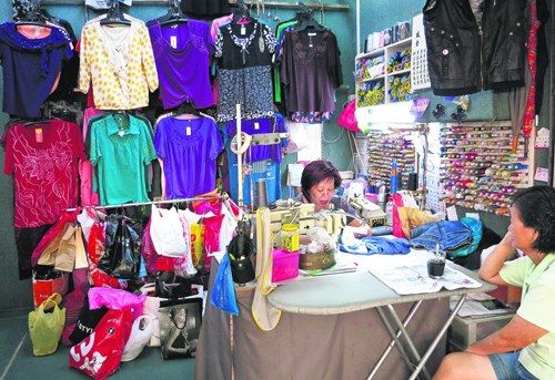 陪伴服裝店10余年新加坡華人婦女縫縫補補討生活