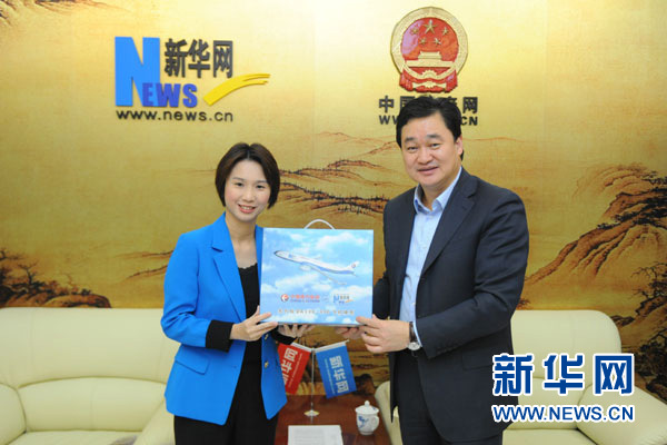 新华网总裁田舒斌(右)向新加坡国会议员、通商中国总裁刘燕玲(左)赠送“新华网号”飞机模型。 新华网 陈竞超