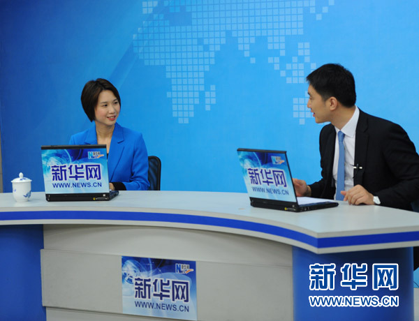 新华网总裁田舒斌(右)向新加坡国会议员、通商中国总裁刘燕玲(左)赠送“新华网号”飞机模型。 新华网 陈竞超