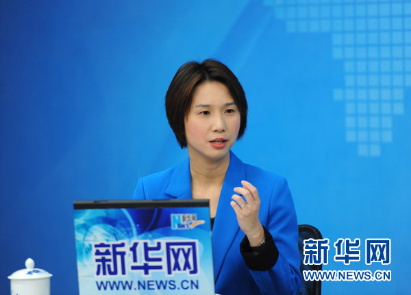 新华网总裁田舒斌(右)向新加坡国会议员、通商中国总裁刘燕玲(左)赠送“新华网号”飞机模型。 新华网 陈竞超