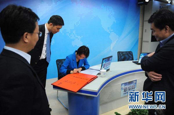 新华网总裁田舒斌(右)向新加坡国会议员、通商中国总裁刘燕玲(左)赠送“新华网号”飞机模型。 新华网 陈竞超