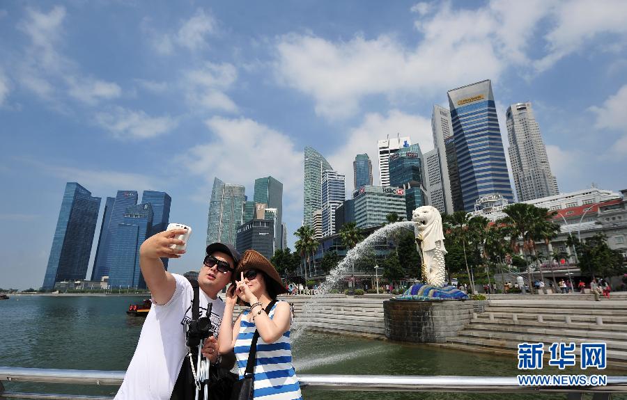 （晚报）（1）新加坡鱼尾狮公园重现热闹景象