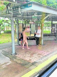 新加坡华裔妇女一丝不挂搭巴士吓坏乘客(组图)