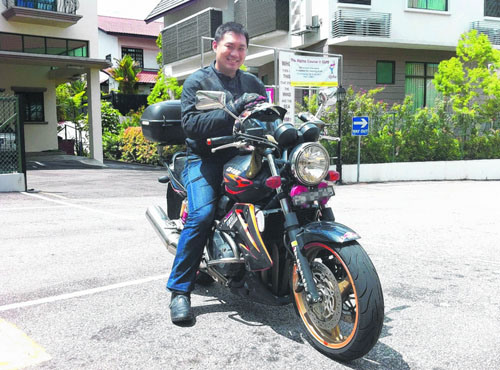 新加坡华人小伙恋上电单车将坐骑比作老婆(图)