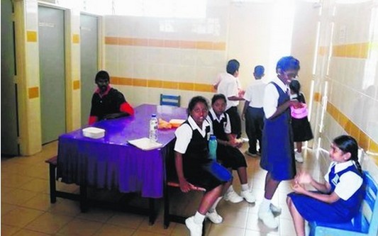 马来西亚一小学让学生在浴室就餐引争议（图）
