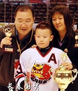 英达陪同爱子夺取奖杯