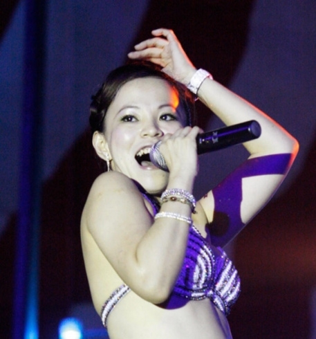 华人前辈炮轰新加坡歌台:年轻女星只会卖弄性感