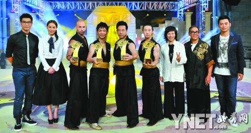 总冠军李岩（右四）与其他获奖选手以及评委赛后合影 