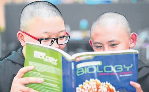 新加坡华人女生为行善剃光头引争议校方要求戴