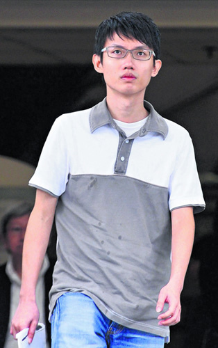 手机塞入鞋带新加坡华人偷拍200余女生裙底（图）