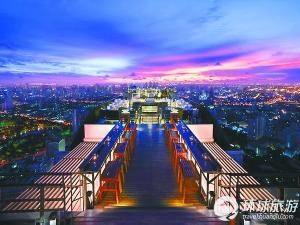 多国大作顶上文章 新加坡楼顶泳池55层俯视人间