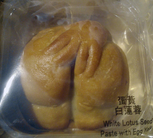 这款月饼为一只手掌，遮住股沟，造型引人遐思。