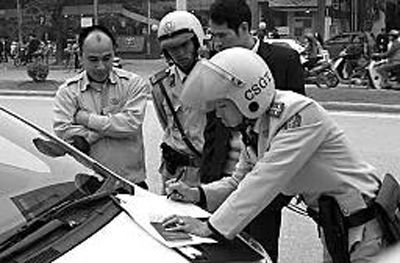 越南交警在开罚单。