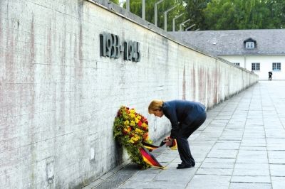 默克尔向达豪纳粹集中营纪念馆献花。