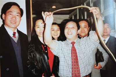 原江西省公安厅长(左)与王林的合影。