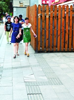 北京盲道被指设计不合理 盲人称走盲道就是作死