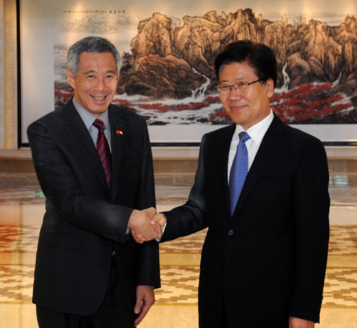 张春贤会见新加坡总理李显龙新疆将会更加开放