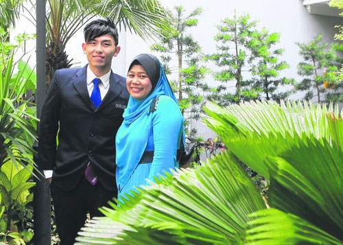 新加坡多名华人学生获&ldquo;李光耀提升奖学金&rdquo;（图）