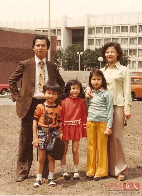 明星“不堪回首”童年照 谁还没个过去