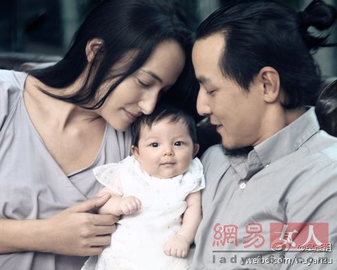 明星“不堪回首”童年照 谁还没个过去