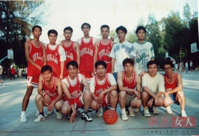 明星“不堪回首”童年照 谁还没个过去