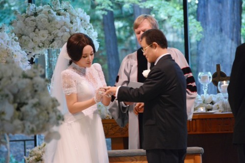 刘晓庆与第四任老公婚礼照曝光