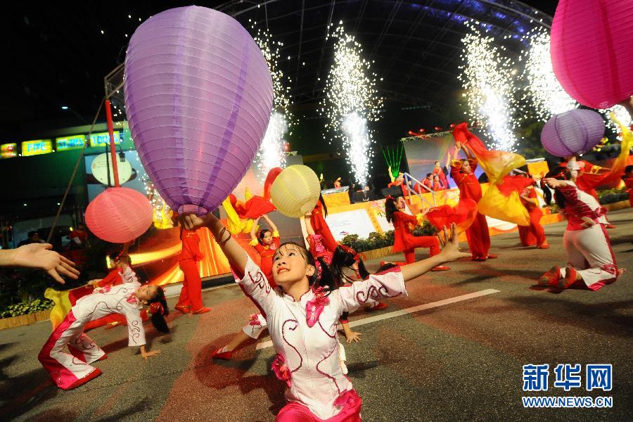 （国际）（2）新加坡牛车水举行中秋节亮灯仪式