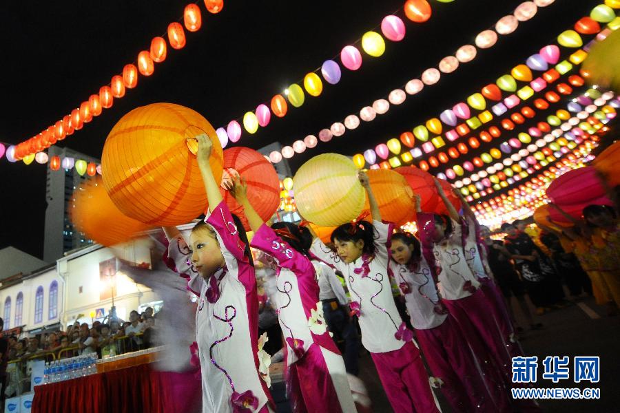（国际）（3）新加坡牛车水举行中秋节亮灯仪式