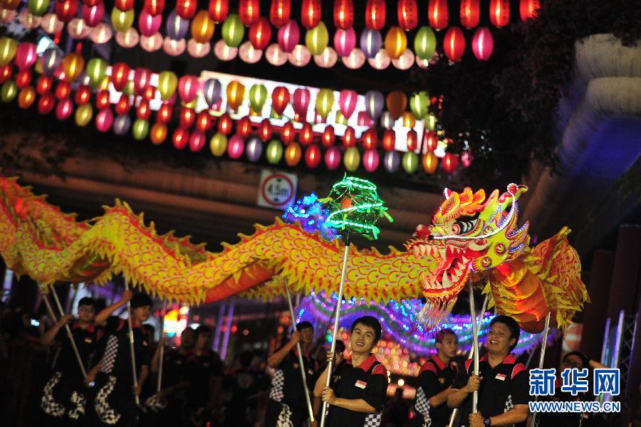 （国际）（1）新加坡牛车水举行中秋节亮灯仪式